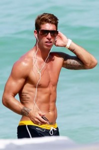 Sergio-Ramos-in-miami-shirtless-six-packs-abs-stomach-toned-fit-footballer
