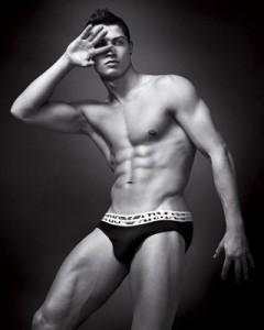 cristiano_ronaldo_naked_in_emporio_armani_underwear_campaign-320x400